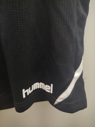 Bermuda deportiva hummel negra
