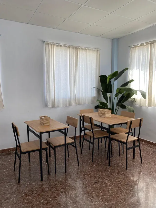 MESAS CON 2 Y 4 SILLAS