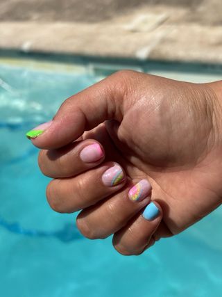 se hace manicura y pedicura 