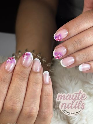 se hace manicura y pedicura 