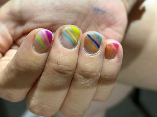 se hace manicura y pedicura 