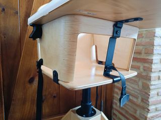 Trona/ silla adaptada de madera infantil.