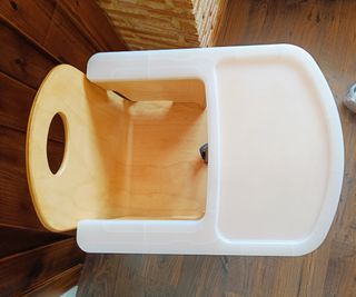 Trona/ silla adaptada de madera infantil.