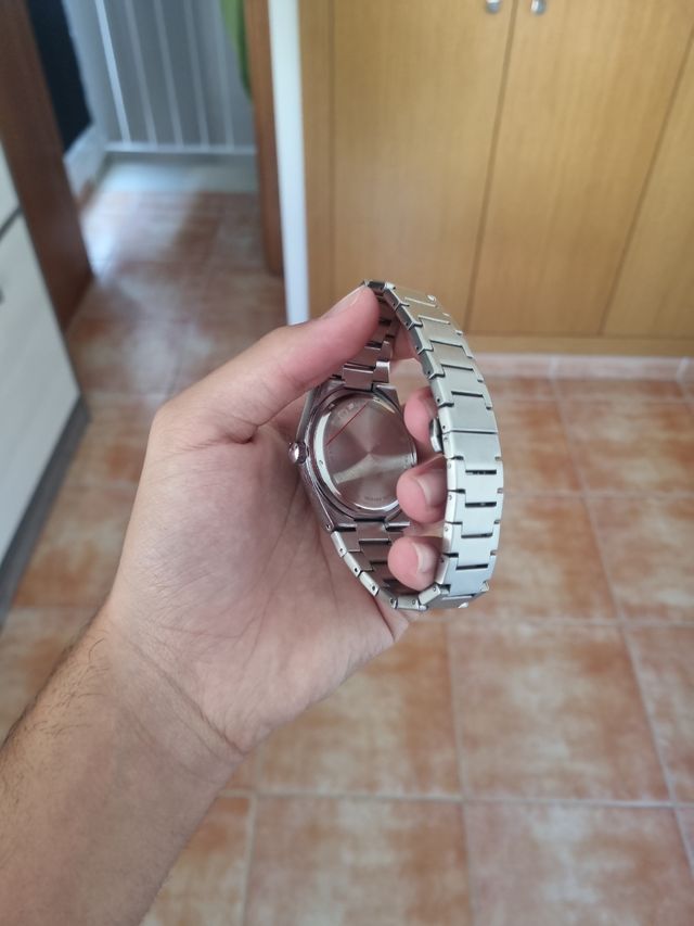 Reloj de pulsera negro y gris