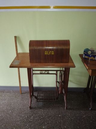 Máquina coser Alfa antigua