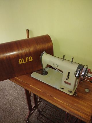 Máquina coser Alfa antigua