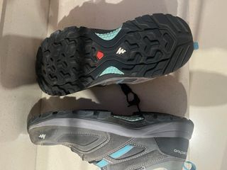 Zapatillas trekking Quechua grises-teal