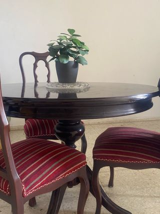Mesa redonda + 3 sillas estilo clásico