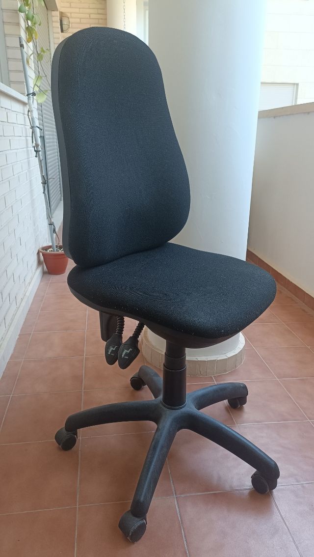 Silla oficina giratoria negra