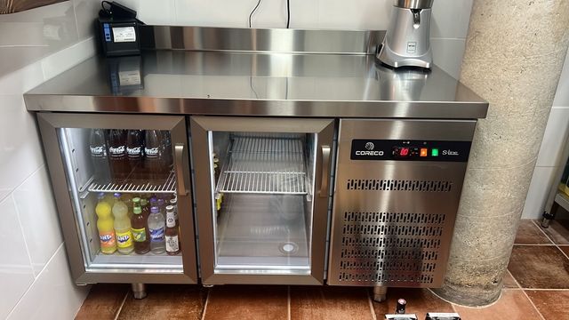 Mesa refrigerada de dos puertas de cristal