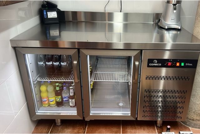 Mesa refrigerada de dos puertas de cristal