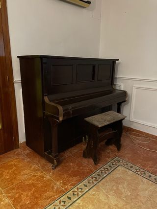 Piano antiguo de madera oscura