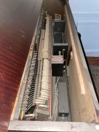 Piano antiguo de madera oscura
