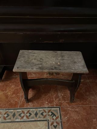 Piano antiguo de madera oscura