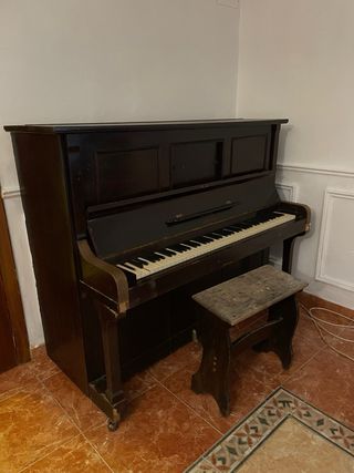 Piano antiguo de madera oscura
