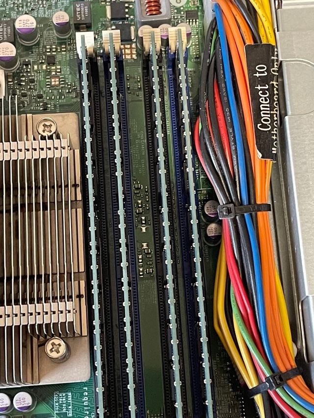 Servidor Supermicro 813M-4