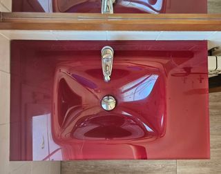 Mueble de baño con espejo y foco