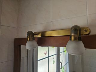 Mueble de baño con espejo y foco