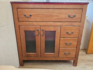 Mueble de baño con espejo y foco