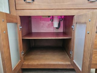 Mueble de baño con espejo y foco