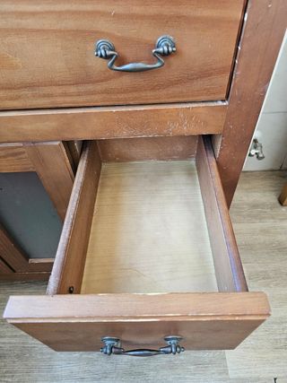 Mueble de baño con espejo y foco
