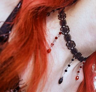 Gargantilla negra con detalles rojos