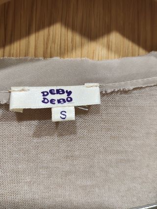 Camiseta sin mangas Deby Debo con abalorios.