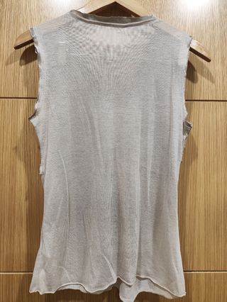 Camiseta sin mangas Deby Debo con abalorios.
