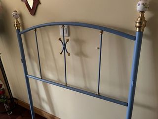 Cabecero forja azul y dorado