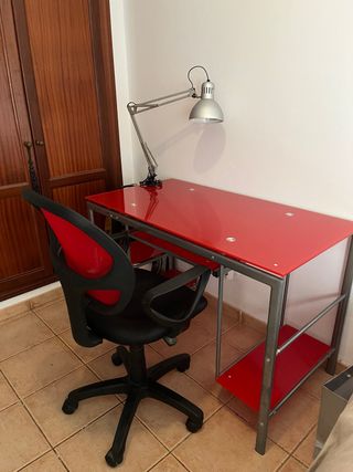 Escritorio rojo con silla