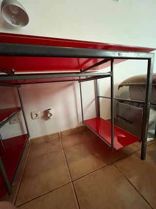 Escritorio rojo con silla