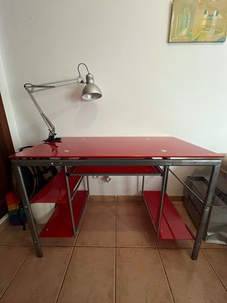 Escritorio rojo con silla