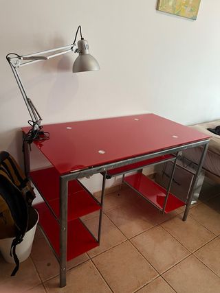 Escritorio rojo con silla