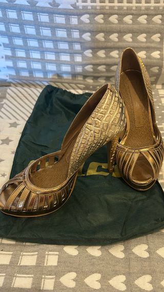 Zapatos Colcci dorados, talla 37
