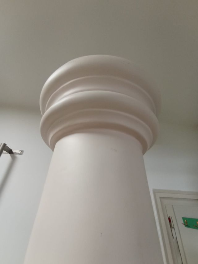 Columna decorativa rosa pastel casi blanco  2,18m