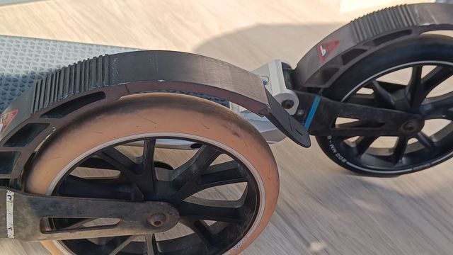 2 Patinetes Oxelo Town 7XL. Una verde y una negro