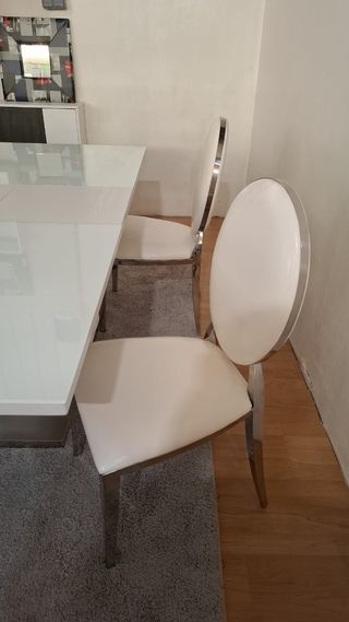 Mesa extensible + 4 sillas blancas