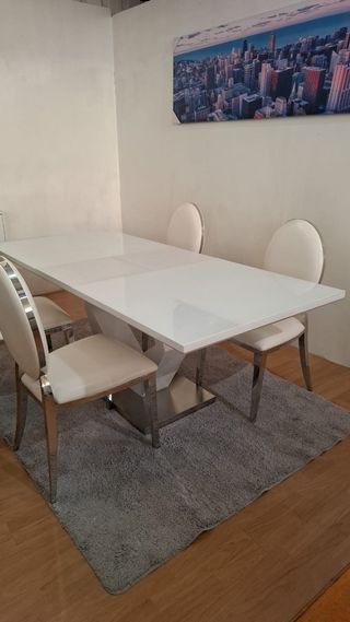 Mesa extensible + 4 sillas blancas
