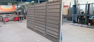 Puerta corredera de hierro, lacada al horno.