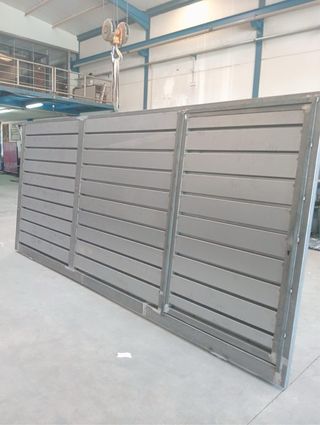 Puerta corredera de hierro, lacada al horno.