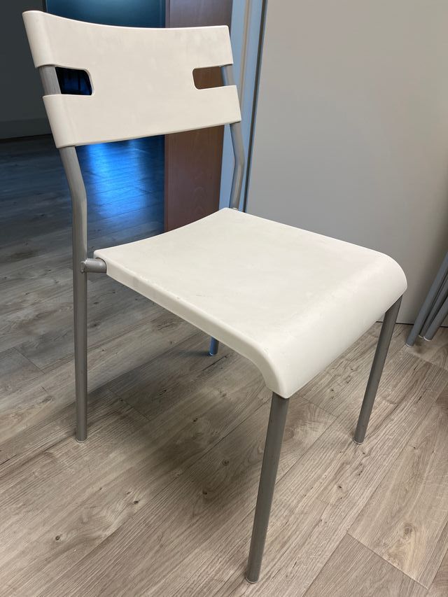 4 Sillas blancas y plateadas