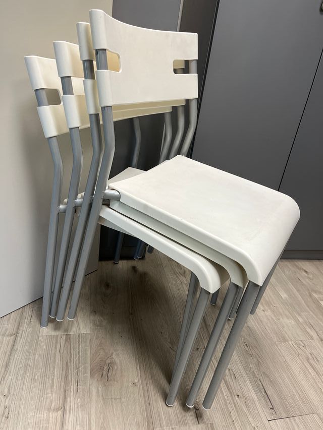 4 Sillas blancas y plateadas