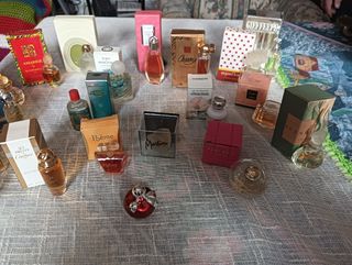 Miniature di profumo - 20 con scatola e una senza contenitore.