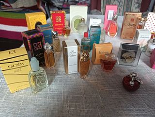 Miniature di profumo - 20 con scatola e una senza contenitore.