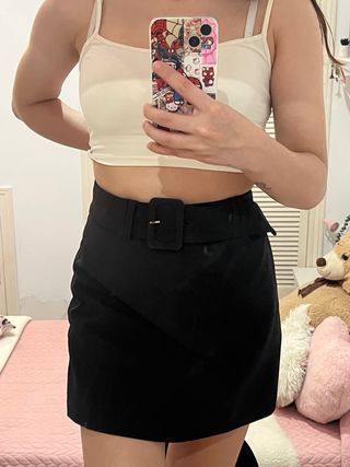 Mini falda negra con cinturón Stradivarius xs 34
