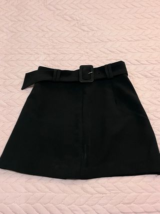 Mini falda negra con cinturón Stradivarius xs 34