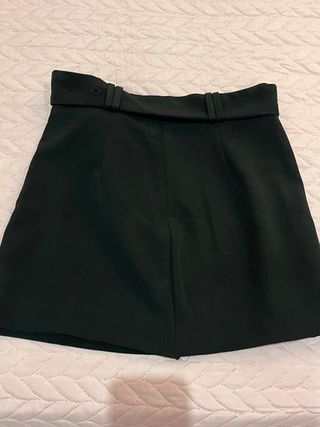 Mini falda negra con cinturón Stradivarius xs 34