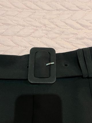Mini falda negra con cinturón Stradivarius xs 34