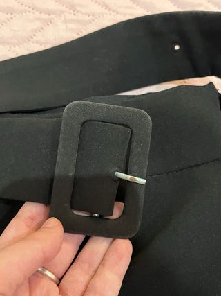 Mini falda negra con cinturón Stradivarius xs 34