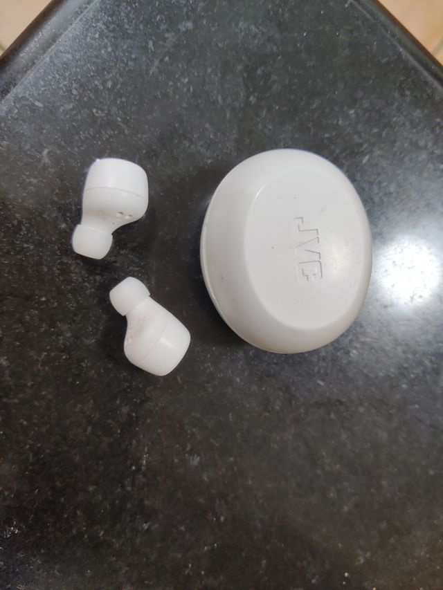 Auriculares inalámbricos JVC blancos.